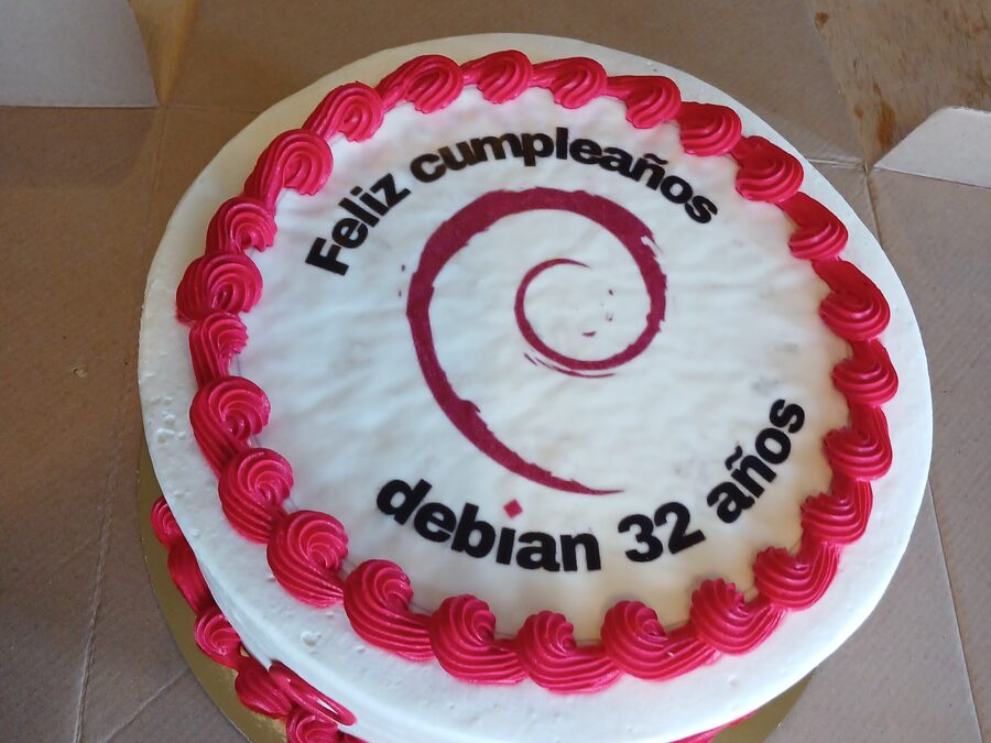 Pastel de cumpleaños con el logo de Debian