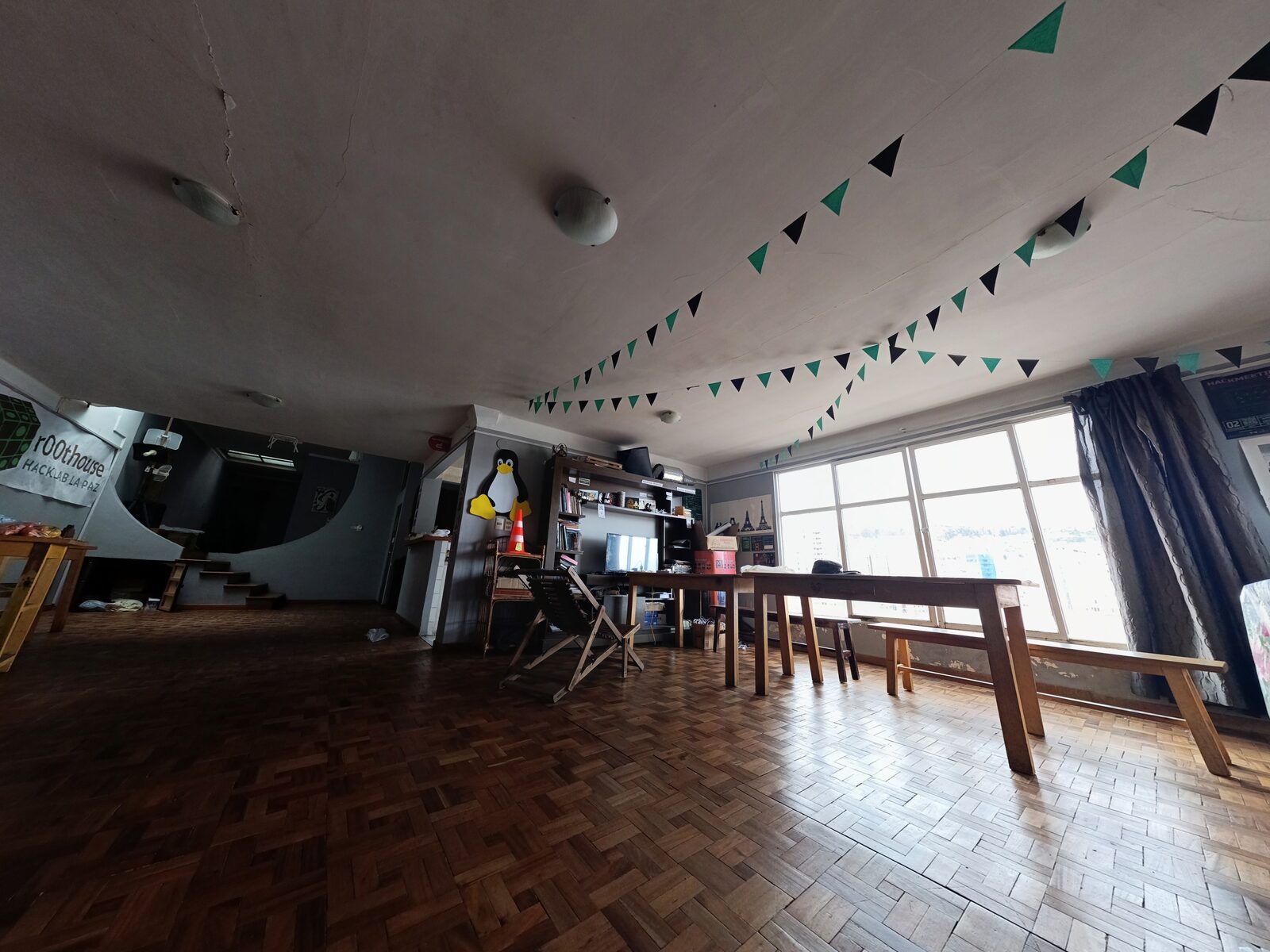 El interior del Hacklab r00thouse en Miraflores, La Paz