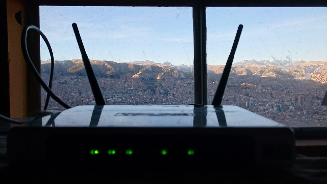 Router sobre una ventana con vista a la ciudad de La Paz