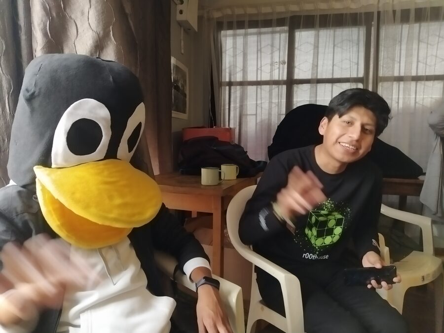 Persona con una cabeza de pingüino Tux en el Hacklab